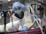 Una enfermera prepara a un paciente de COVID-19 para su ingreso en la UCI, a bordo del barco militar hospital 'Comfort', en Nueva York (EE UU).