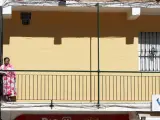 MLG 24-04-2020.-Vecinos de la barriada de Miraflores de Málaga, se ejercitan, leen u observan desde sus balcones debido al estado de Alarma decretado por el Gobierno de España, ante el virus del COVID-19.-ÁLEX ZEA.