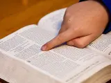 Imagen de archivo de una persona leyendo la Biblia.