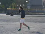Un 'runner' practicando su deporte por una calle de París.