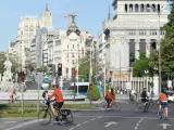 Numerosos ciclistas pasean junto a la Cibeles, en pleno centro de Madrid, este domingo 3 de mayo.