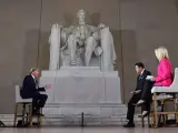 El presidente de EE UU, Donald Trump, en el monumento a Lincoln, en Washington DC, durante un encuentro virtual con votantes emitido por la cadena Fox News.