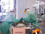 Sanitarios atienden a un paciente con coronavirus en el Hospital Ramón y Cajal de Madrid.