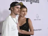 Justin Bieber y Hailey Baldwin posan en un evento en Los Ángeles (California, EE UU).
