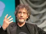 Neil Gaiman durante una conferencia.