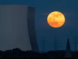 La 'Superluna de mayo' ilumina las torres de refrigeración de la central nuclear de Philippsburg (Alemania).