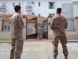 Militares ante la residencia de mayores de Alcal&aacute; del Valle