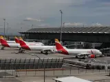 Varios aviones de Iberia aparcados en el Aeropuerto de Madrid-Barajas Adolfo Suárez durante el estado de alarma