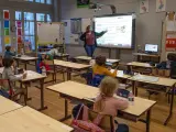 Una clase de primaria en un colegio de Burdeos (Francia), con el cupo de alumnos reducido por la pandemia del coronavirus.
