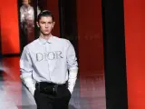 El príncipe Nicolás de Dinamarca desfilando para Dior en la semana de la moda de París.