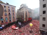 Miles de personas celebran el Chupinazo de los Sanfermines de 2019 en Pamplona (Navarra).