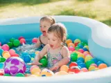 Los más pequeños de la casa disfrutan de las piscinas durante el verano.