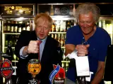 El primer ministro británico, 'tirando' una pinta de cerveza en un pub.