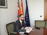El delegado del Gobierno en el País Vasco, Denis Itxaso, en su despacho