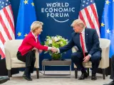La presidenta de la Comisión Europea, Ursula von der Leyen, y el presidente de EE UU, Donald Trump.