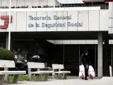 Una persona pasa por la entrada de la sede de la Tesorería General de la Seguridad Social, en Madrid (España), a 6 de febrero de 2020.