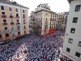 Miles de personas celebran el Chupinazo que da inicio a los San Fermines de 2019 en Pamplona (Navarra).