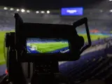 Cámara de televisión enfoca a un campo de fútbol