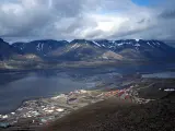 Se trata de Longyearbyen y es un asentamiento en Svalbard, en el Océano Glaciar Ártico. El clima es tan extremo que el cadáver no se descompone, convirtiéndose en un festín para los animales salvajes. Todos los muertos son llevados en avión a la parte continental noruega. (Foto: Wikipedia/Michael Haferkamp)