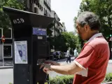 Un hombre utiliza el parquímetro del Servicio de Estacionamiento Regulado (SER) de Madrid