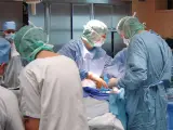 Un paciente es operado en un quirófano, en una imagen de archivo.
