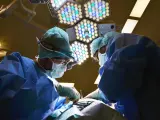 Imagen de archivo de varios doctores durante una operación.