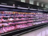 Lineal con carne fresca en un supermercado de Mercadona.