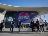 Vistantes del Mobile World Congress Barcelona - MWC 2019 en la entrada de Fira Barcelona.