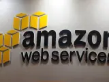 Logo de Amazon Web Services (AWS) en una feria de tecnología de Tokio, Japón.