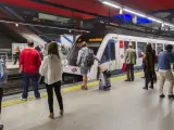 Metro de Madrid, estación de Nuevos Ministerios, andén, tren, trenes, vías, pasajeros, turismo, turistas, viajeros, viajando, viajar