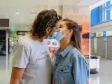 Una pareja de turistas alemanes se besa tras aterrizar en Ibiza.