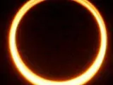 Para dar la bienvenida al verano, este 21 de junio tiene lugar uno de los fenómenos astronómicos más impactantes: un eclipse anular solar, también conocido como 'anillo de fuego', por la imagen que proyecta. Este fenómeno se produce cuando la Luna oculta al Sol y proyecta una sombra.