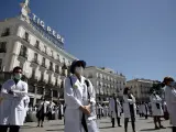 Miembros del sindicato Amyts, mayoritario entre los médicos madrileños, durante una concentración en la Puerta del Sol este sábado.