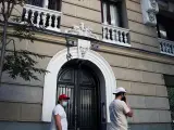 Vista del portal del centro de Madrid, donde anoche un hombre mató a puñaladas a su padre, este domingo en el distrito de Chamberí