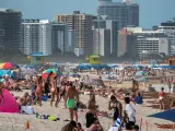 Cientos de personas en una playa de Miami Beach (Florida, EE UU), durante la pandemia del coronavirus.