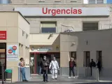 Varias personas protegidas con mascarilla se encuentran cerca de la puerta de Urgencias del Hospital Gregorio Marañón (Madrid).