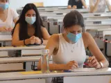 Estudiantes justo antes de comenzar un examen de Selectividad en el Campus Catalunya de la URV.