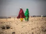 Dos mujeres caminan por una zona árida de Somalilandia, en Somalia, donde la población vive las consecuencias de una severa sequía desde 2016.