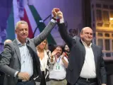 I&ntilde;igo Urkullu (izda.) celebra la victoria del PNV en las elecciones junto a Andoni Ortuzar (dcha.), presidente del partido.