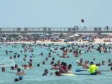 Bañistas en una playa de Miami Beach, Florida (EE UU), el 12 de julio de 2020, día en que el estado registró 15.300 nuevos casos de coronavirus.