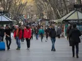 Varias personas caminan por las Ramblas de Barcelona