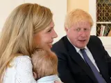 El primer ministro británico, Boris Johnson, junto a su pareja y su hijo Wilfred.