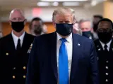 El presidente de EE UU, Donald Trump, con mascarilla por el coronavirus, durante una visita al hospital militar Walter Reed, a las afueras de Washington, el 11 de julio de 2020.