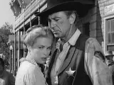 De Fred Zinnemann, , 85 min., Un western improbable, con aire de thriller psicol&oacute;gico, con Grace Kelly pasada de encanto y, tic-tac, tic-tac, con un trasfondo antimacartista que devolvi&oacute; la estrella a Gary Cooper.