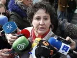 María Salmerón atendiendo a los medios