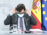 El ministro de Sanidad, Salvador Illa, se quita la mascarilla momentos antes de comparecer en rueda de prensa posterior al Consejo de Ministros celebrado en Moncloa, Madrid (España), a 14 de julio de 2020.