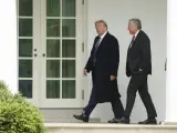 El presidente de EE UU, Donald Trump, junto a su jefe de gabinete, Mark Meadows, en la Casa Blanca, el 8 de mayo de 2020.