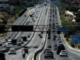 Tráfico de vehículos en la carretera A6 en Madrid este viernes.