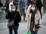 Personas con mascarilla en Barcelona ante el brote de coronavirus.