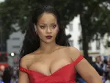 La cantante Rihanna presenta su línea de cuidado facial.